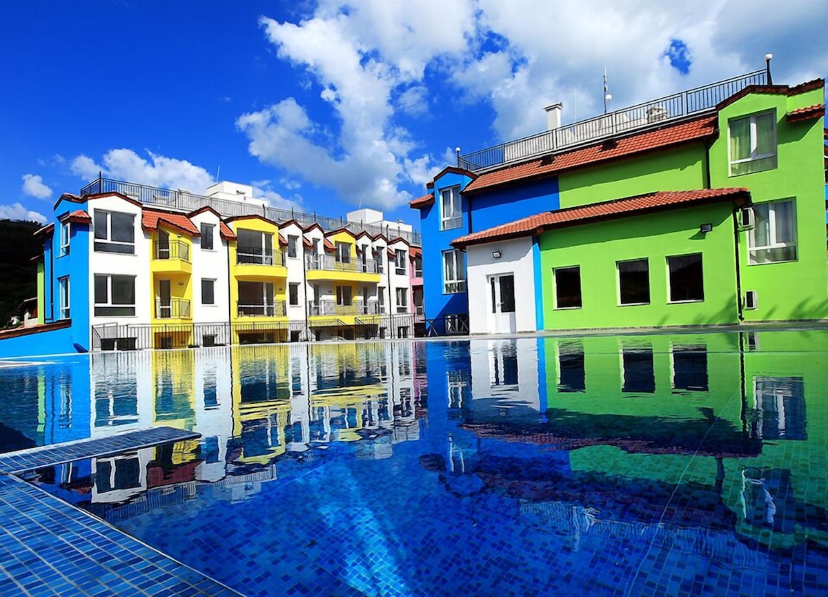 MiniSmart RedZebra Complex - Large Deluxe Studio