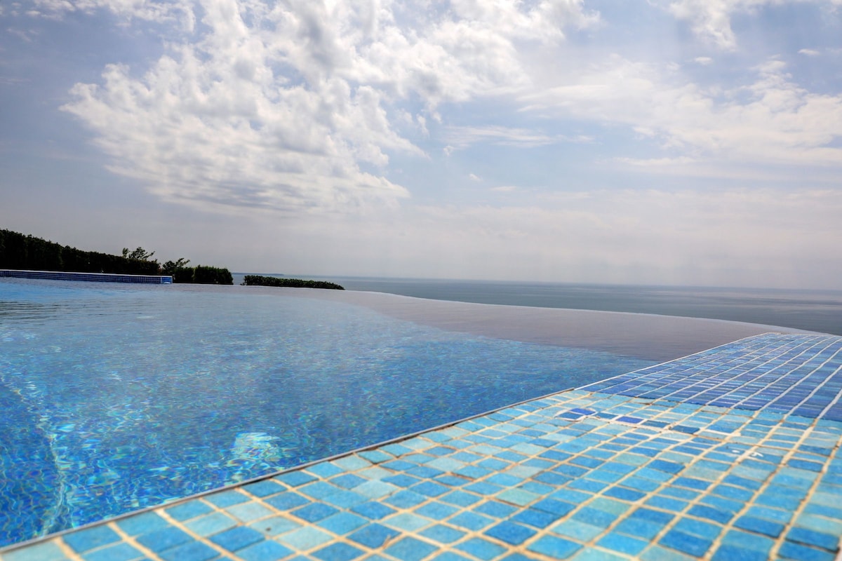 Lighthouse Luxe Estate Apart & Villas